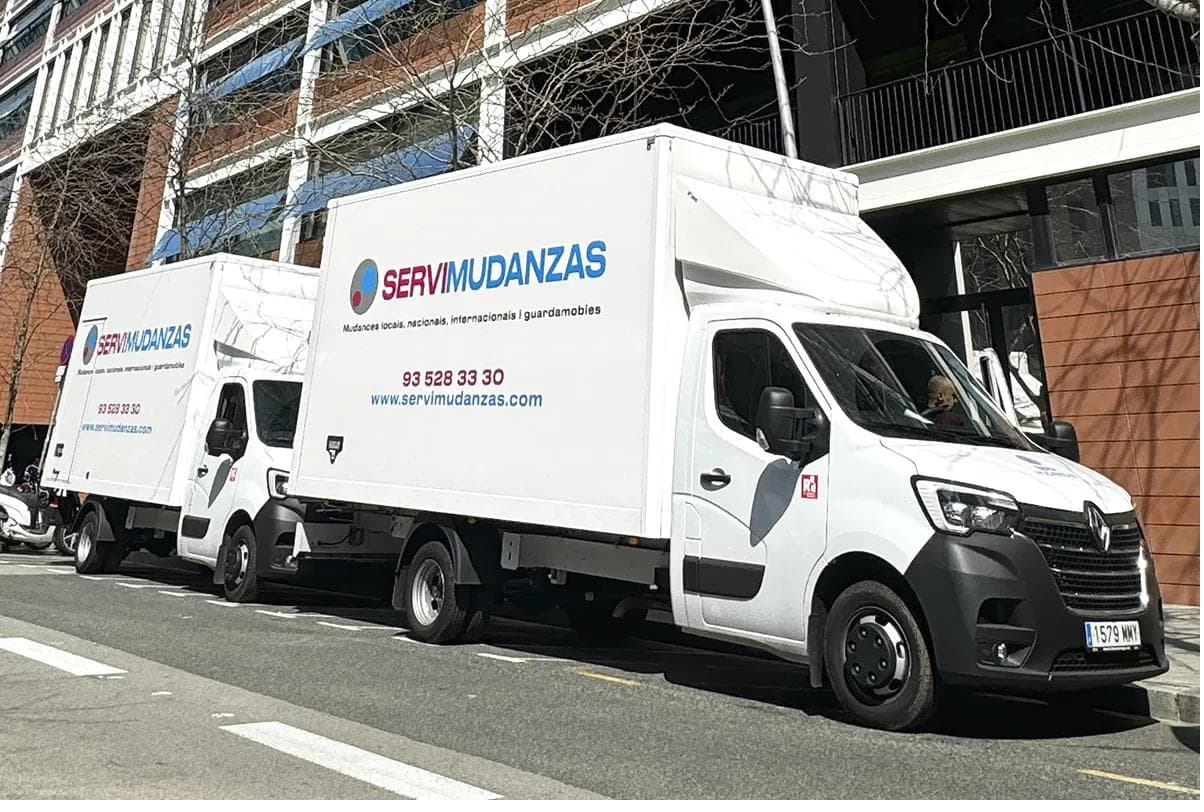 Flota de camiones y furgonetas de Servimudanzas para mudanzas en Sabadell
