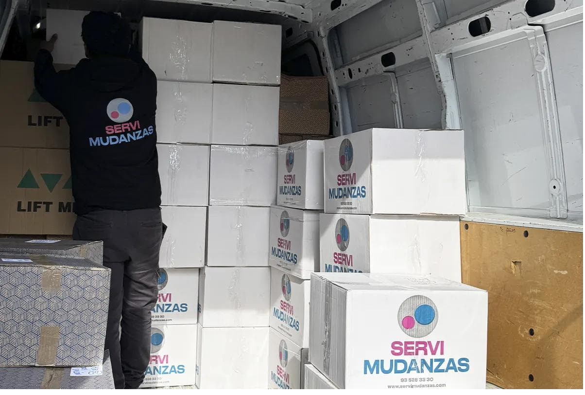 Almacén de guardamuebles con cajas de Servimudanzas para clientes de Sabadell
