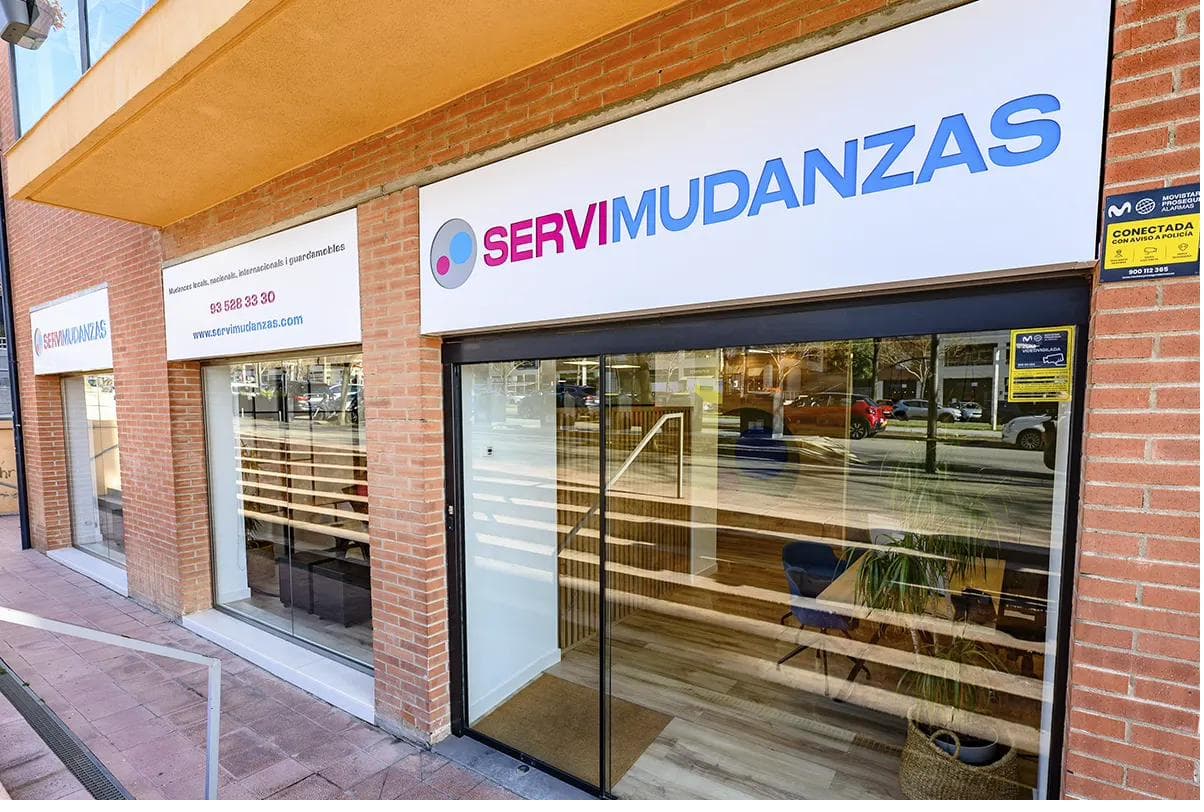 Equipo de Servimudanzas realizando una mudanza de oficina en Sabadell