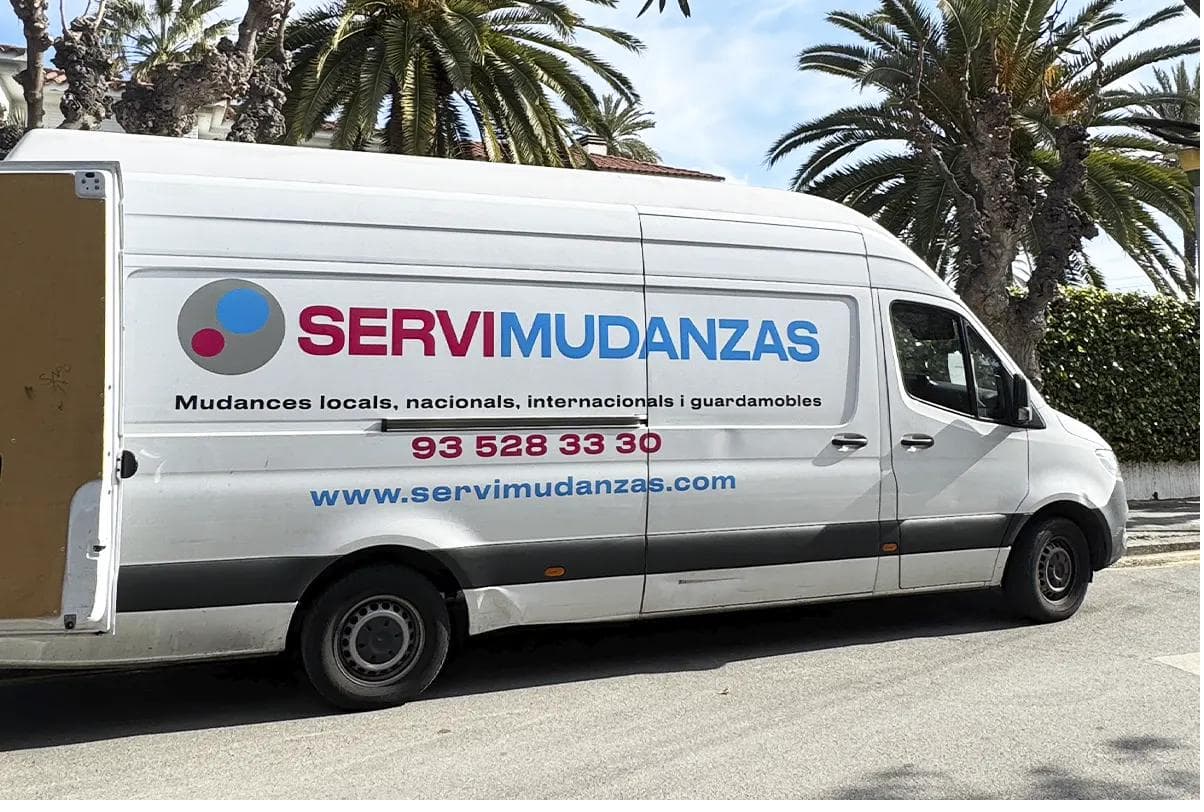 Furgonetas y camión de Servimudanzas para mudanzas en Sabadell